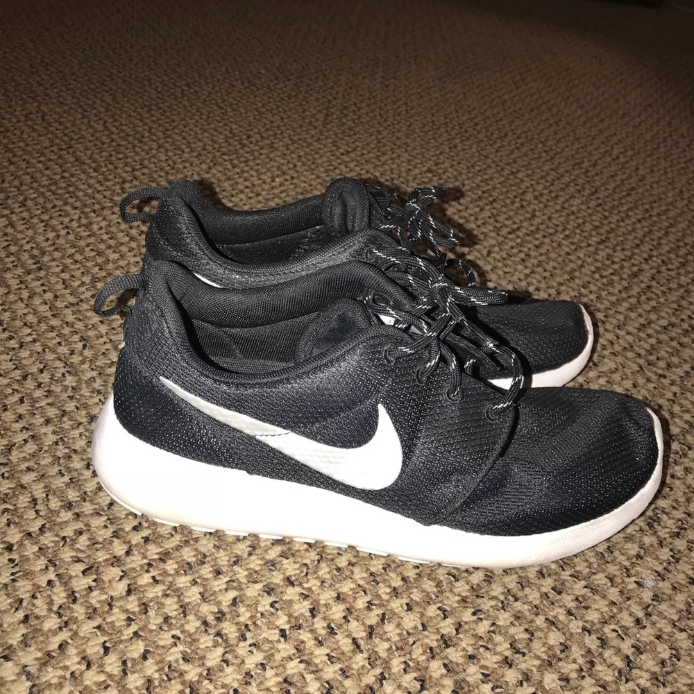 Black womens nike roshes